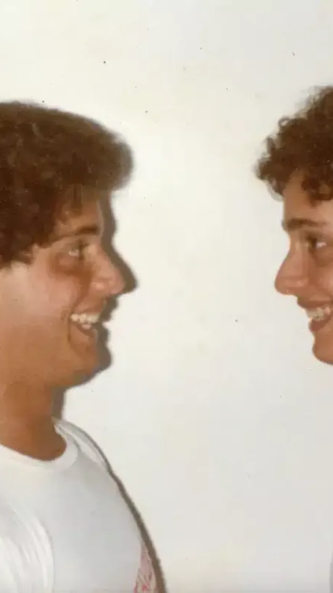Trigêmeos idênticos separados no nascimento e criados em um raio de 160 quilômetros em um experimento cruel que foi mantido em segredo