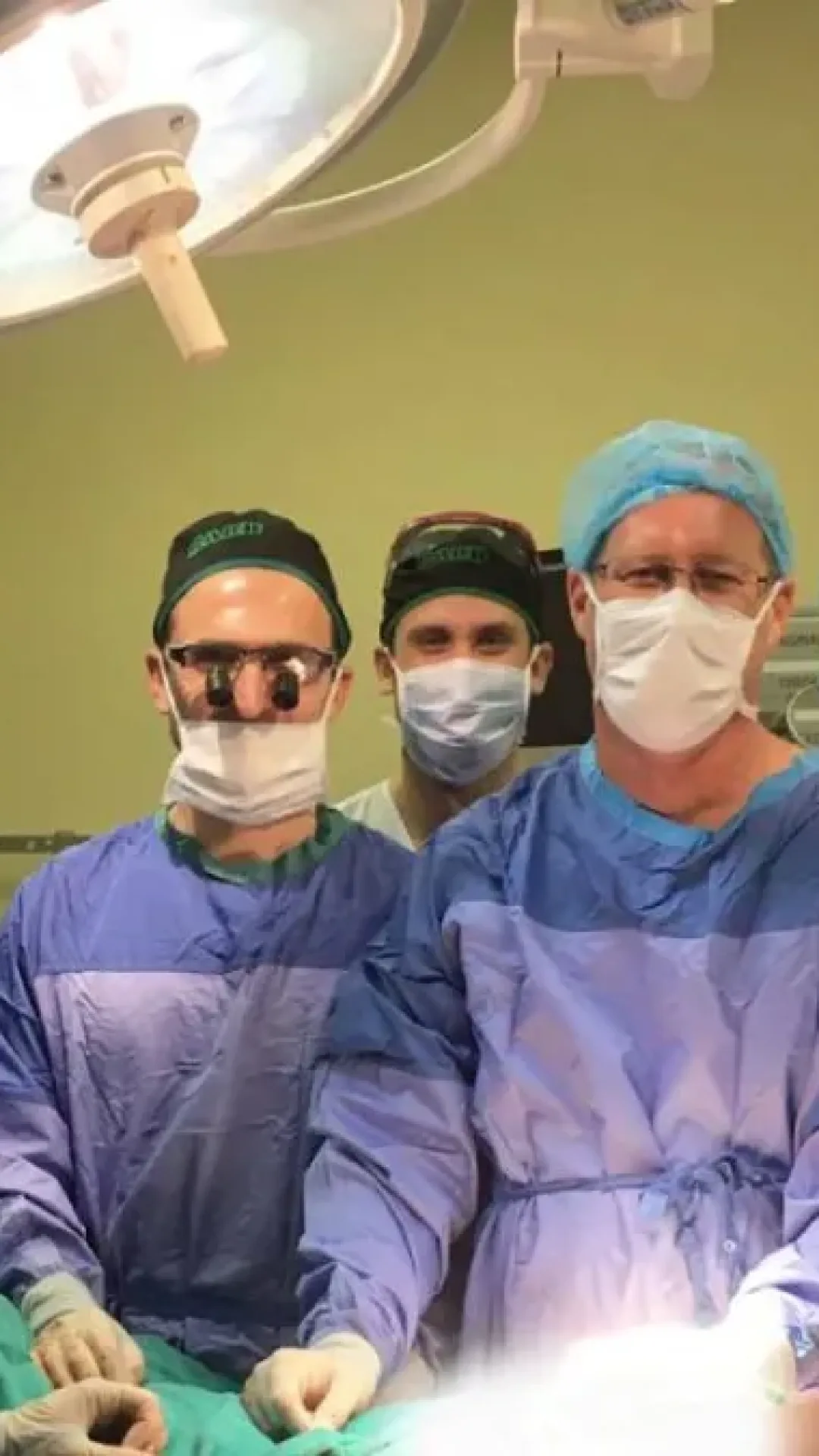 Um homem recebeu um transplante de pênis e se tornou pai 6 meses depois