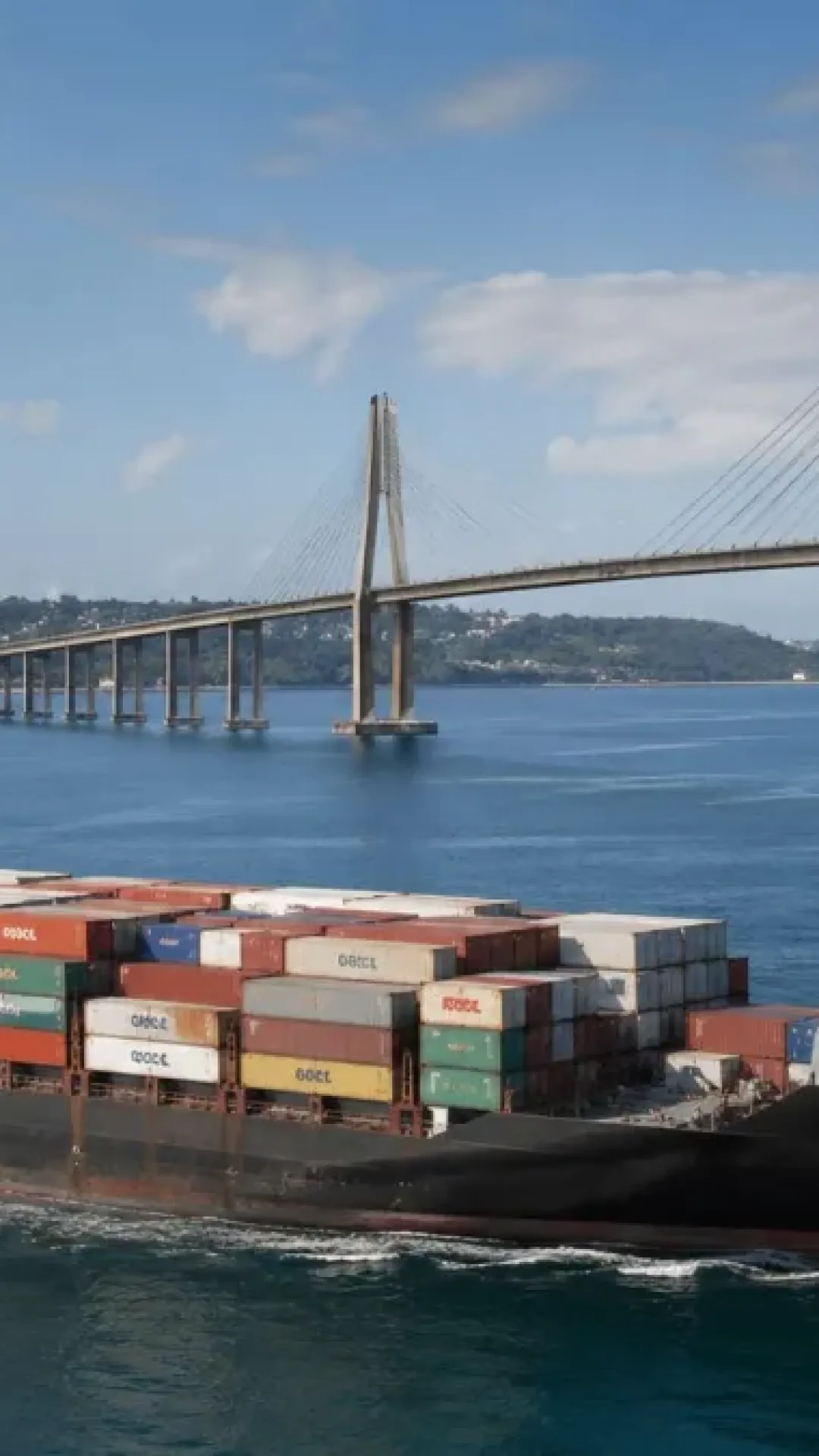 Um navio cheio de equipamentos partiu da China rumo ao Brasil para iniciar a construção da maior ponte sobre o mar da América Latina, com 12,4 quilômetros de extensão
