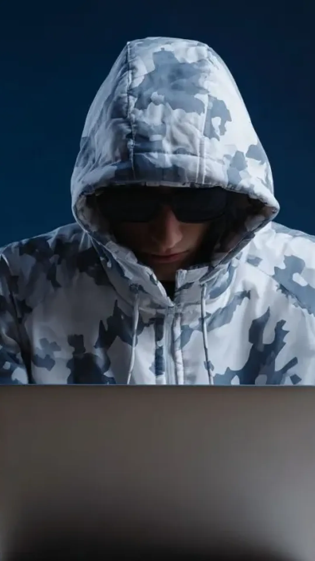 Usuários de pornografia são alertados sobre ameaça que grava secretamente pela câmera antes de usar as imagens para extorsão