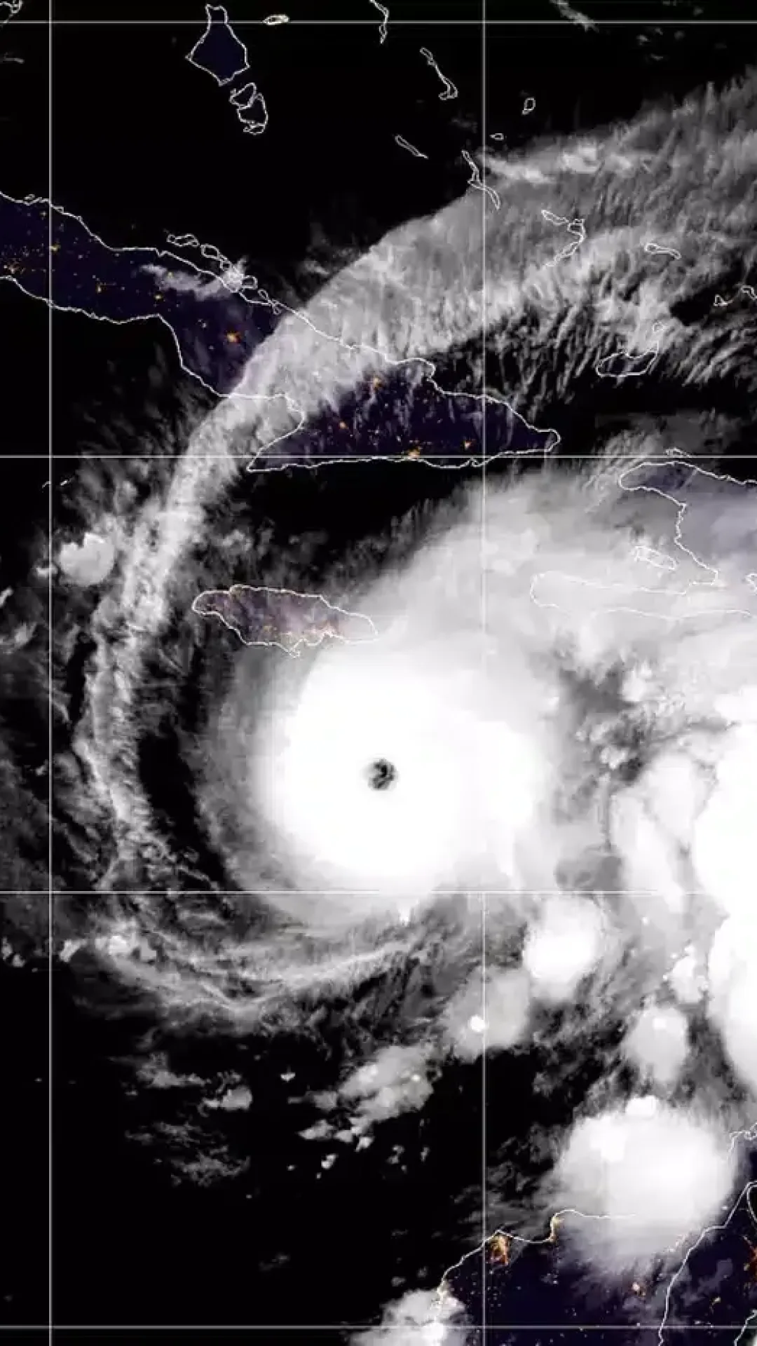 Vídeo arrepiante registra o momento em que um piloto entra no olho do furacão Melissa enquanto a “tempestade do século” se aproxima da Jamaica