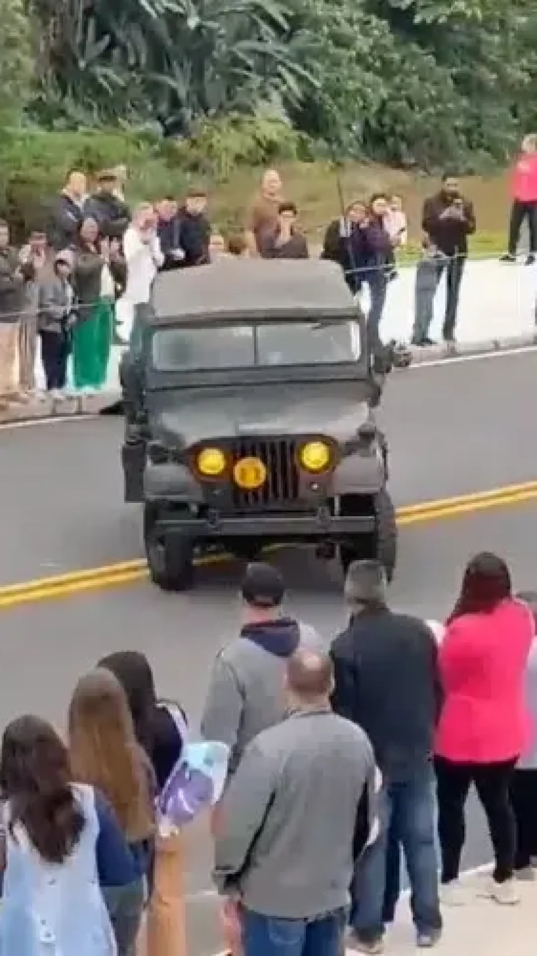 Vídeo assustador mostra jipe militar desgovernado atropelando pessoas em desfile do 7 de Setembro