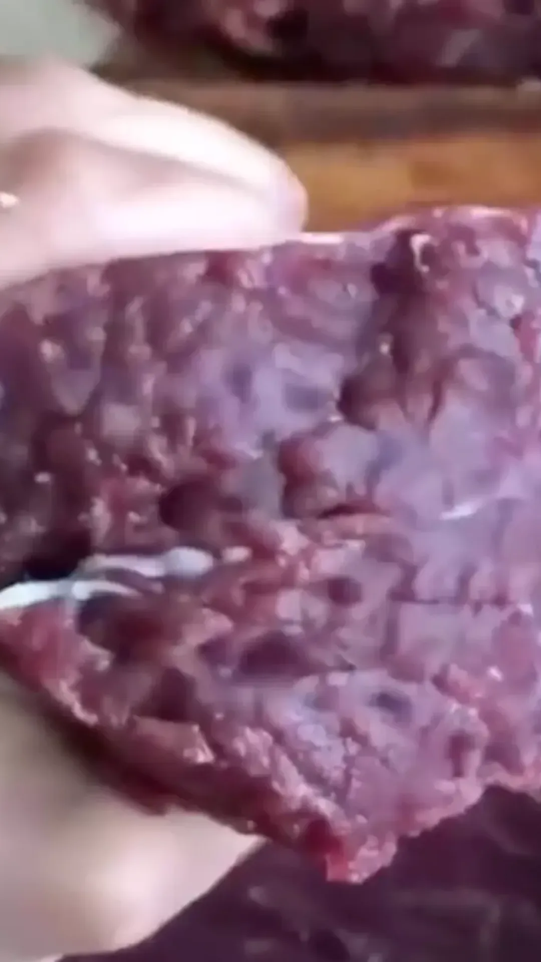 Vídeo bizarro de carne fresca se contorcendo após a aplicação de sal estão fazendo algumas pessoas se “tornarem vegetarianas”