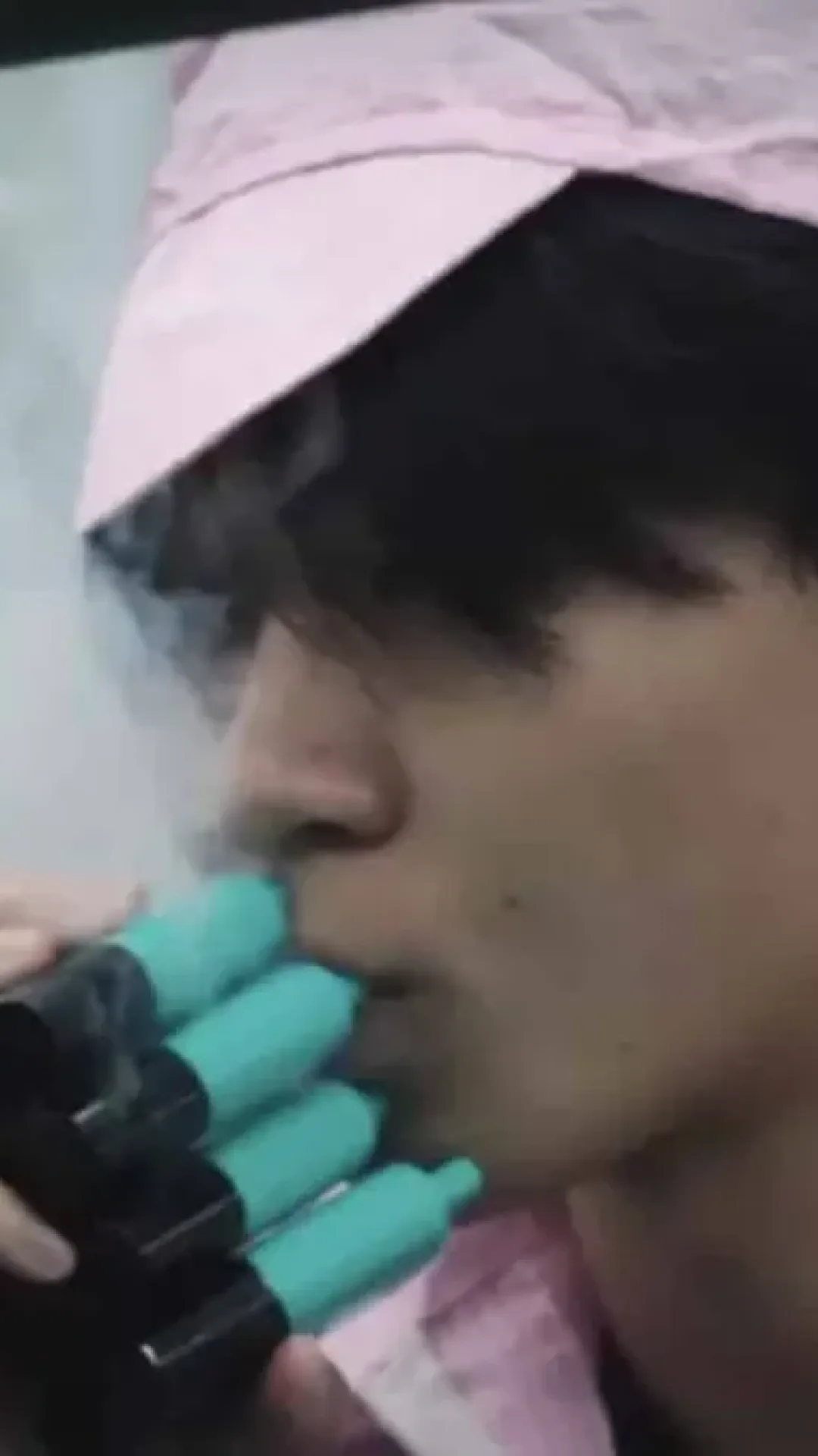 Vídeo chocante mostra funcionário de fábrica testando ‘até 10 mil vapes por dia’