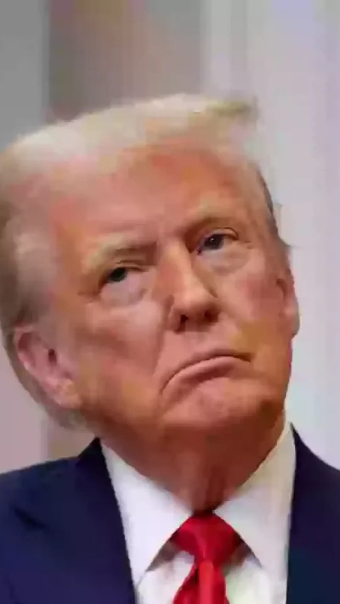 Vídeo IA de Donald Trump beijando os pés de Elon Musk é exibido em TVs dentro de prédio do governo em ação chocante