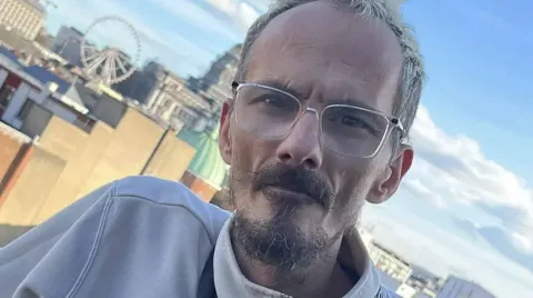 Streamer de 46 anos morre enquanto dormia durante transmissã