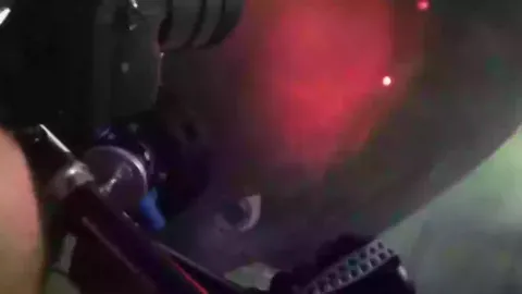 Submersível no fundo do oceano entra em contato com monstro 