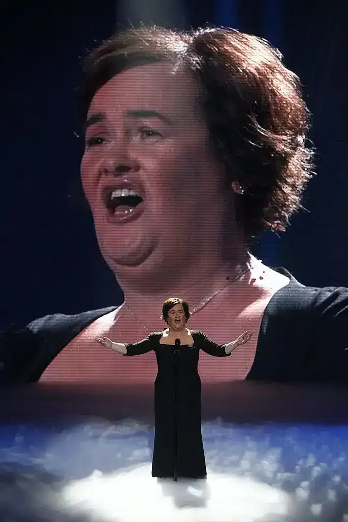 Susan Boyle parece estar rejuvenescendo 17 anos após sua est