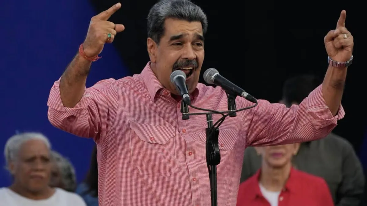 Temendo invasão de Trump na Venezuela, Maduro canta “Imagine