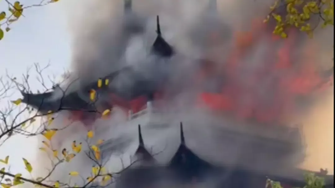Templo sagrado pega fogo depois que turista comete erro deva