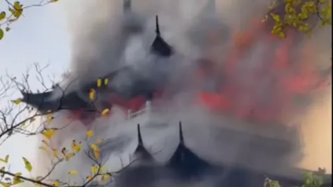 Templo sagrado pega fogo depois que turista comete erro deva