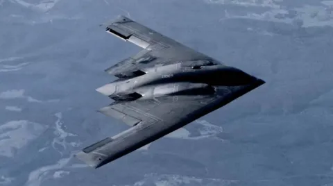 Todos estão apontando a mesma coisa enquanto 3 bombardeiros 