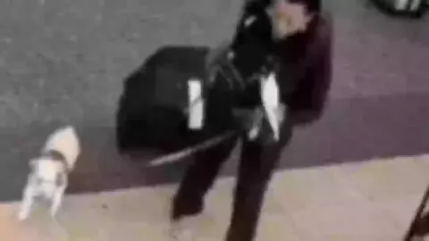 Trabalhadora de aeroporto faz descoberta horrível em lixeira
