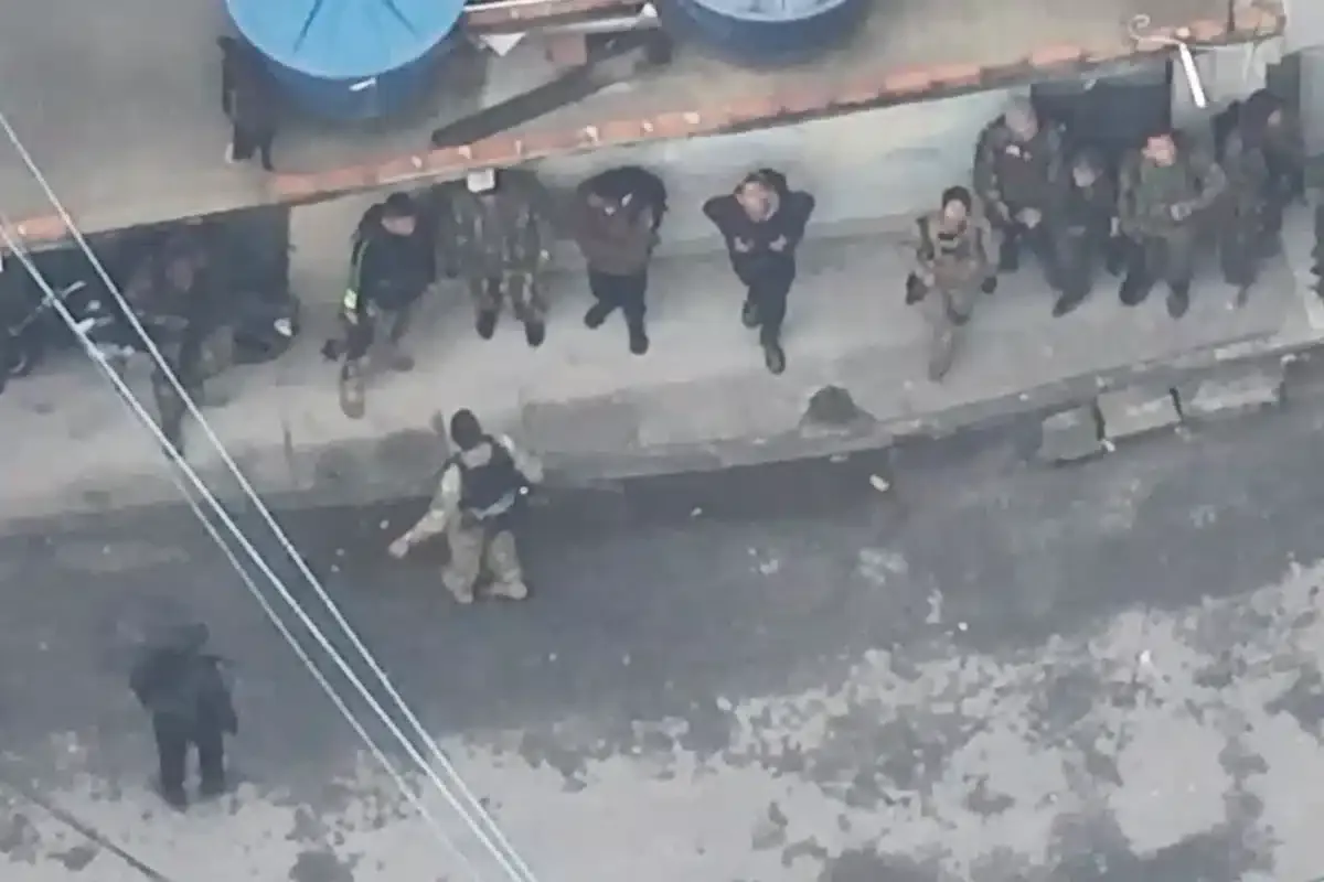Traficantes do CV são filmados com fuzis e roupas de guerra