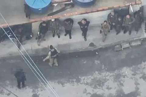 Traficantes do CV são filmados com fuzis e roupas de guerra antes da megaoperação no Rio