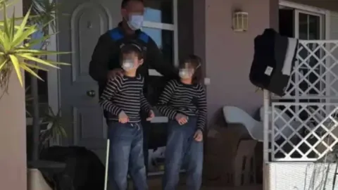 Três crianças ‘resgatadas’ de casa após pais com ‘síndrome d