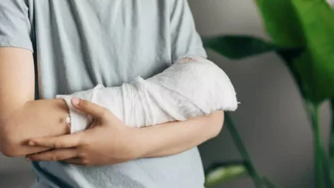 Três teorias bizarras sobre pessoas que nunca quebraram um o