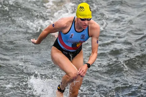 Triatleta olímpica critica autoridades afirmando que ‘viu coisas que não deveríamos pensar’ enquanto nadava no Rio Sena