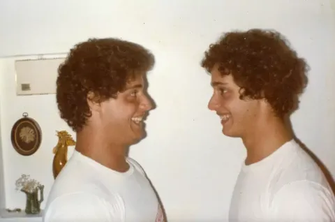 Trigêmeos idênticos separados no nascimento e criados em um 