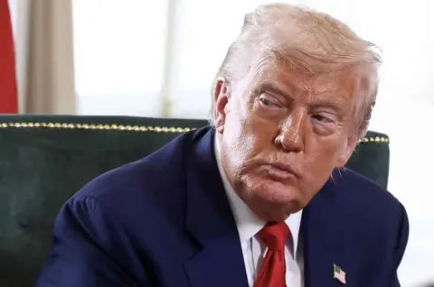 Trump assina decreto que impõe tarifa de 50% sobre o Brasil,