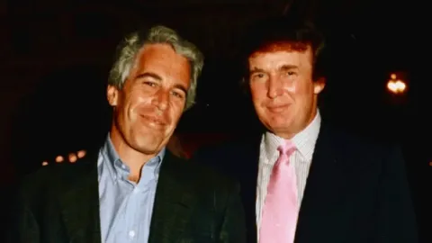 Trump é acusado de usar a guerra com o Irã para desviar a at