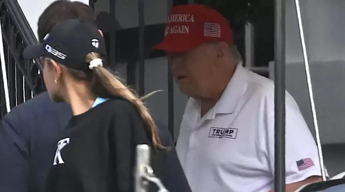 Trump é fotografado pela primeira vez após rumores bizarros