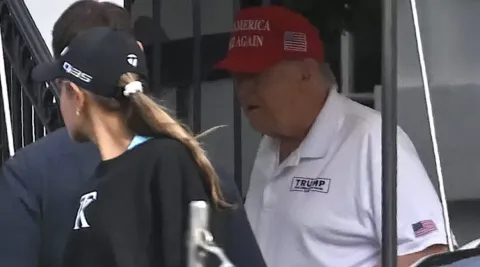 Trump é fotografado pela primeira vez após rumores bizarros 