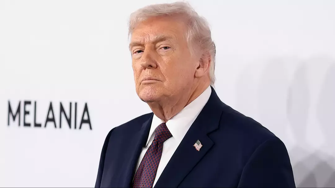 Trump publica vídeo do casal Obama como macacos em uma flore