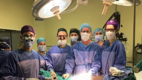 Um homem recebeu um transplante de pênis e se tornou pai 6 m