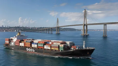 Um navio cheio de equipamentos partiu da China rumo ao Brasil para iniciar a construção da maior ponte sobre o mar da América Latina, com 12,4 quilômetros de extensão