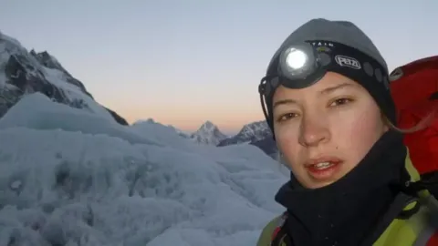 Uma das mulheres mais jovens a escalar o Monte Everest explica a “regra não escrita” de deixar cadáveres na montanha