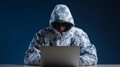 Usuários de pornografia são alertados sobre ameaça que grava secretamente pela câmera antes de usar as imagens para extorsão