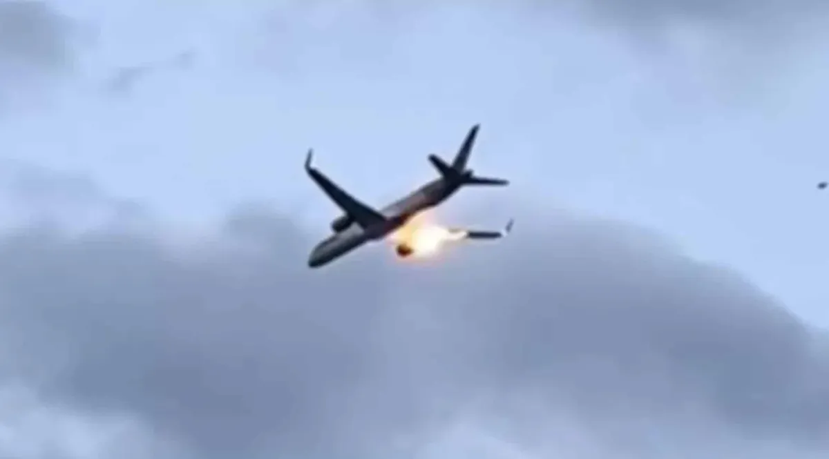 Vídeo assustador mostra chamas saindo do motor de um avião e