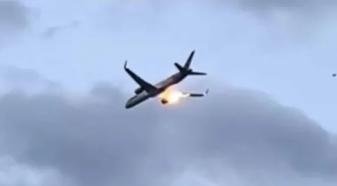 Vídeo assustador mostra chamas saindo do motor de um avião e