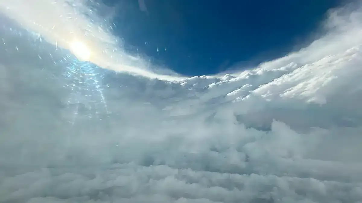 Vídeo assustador mostra como é dentro do furacão Beryl