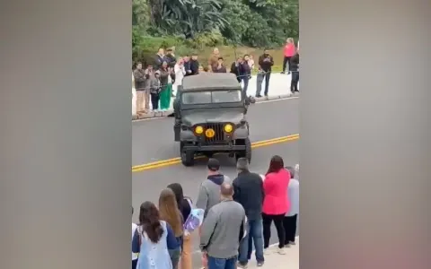 Vídeo assustador mostra jipe militar desgovernado atropeland