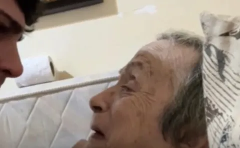 VÍDEO | Avó chora de coração partido ao se despedir do neto, que precisou partir para ganhar dinheiro: “Você é o único que cuida bem de mim”