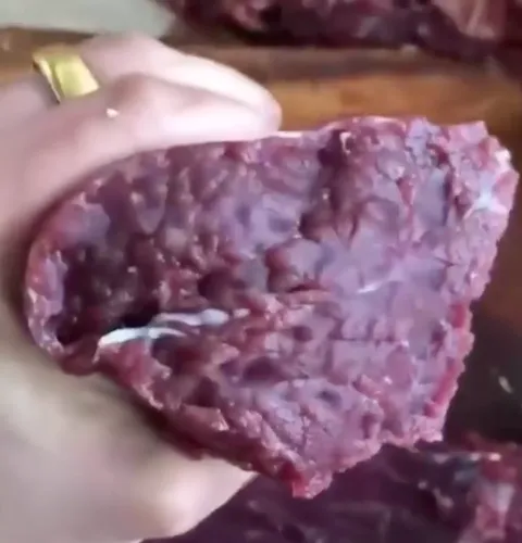 Vídeo bizarro de carne fresca se contorcendo após a aplicaçã