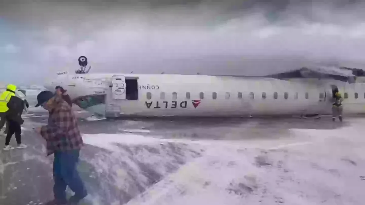 Vídeo chocante mostra avião virado de cabeça para baixo após