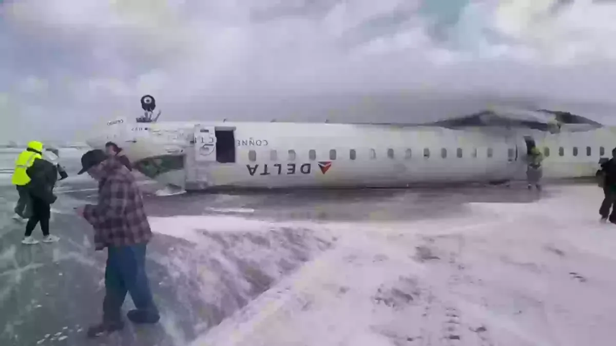 Vídeo chocante mostra momento exato em que avião da Delta Ai