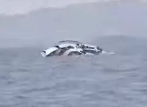 Vídeo chocante mostra o momento trágico em que uma balsa sob