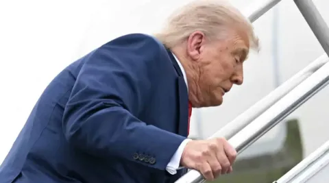 Vídeo de Trump tropeçando na escada de avião é chamado de ‘k