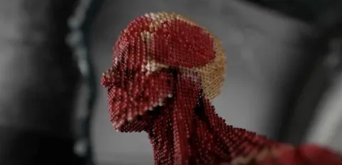 Vídeo horripilante mostra como um corpo humano implode nas p
