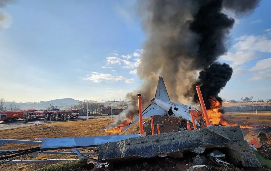 Vídeo impactante mostra acidente de avião na Coreia do Sul q