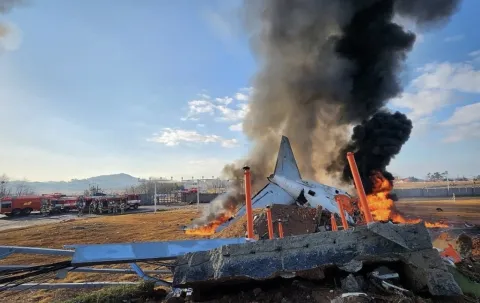 Vídeo impactante mostra acidente de avião na Coreia do Sul q
