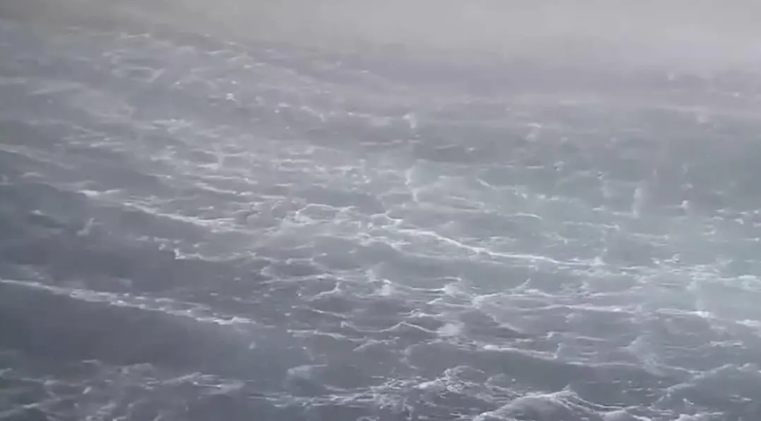 Vídeo impressionante de drone mostra onda de 8,5 metros caus