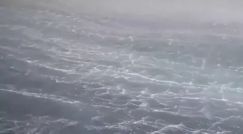 Vídeo impressionante de drone mostra onda de 8,5 metros caus