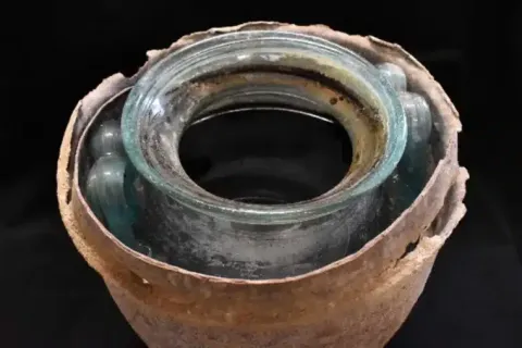Vinho mais antigo do mundo achado com restos humanos