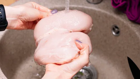 Você deve lavar o frango antes de cozinhá-lo?