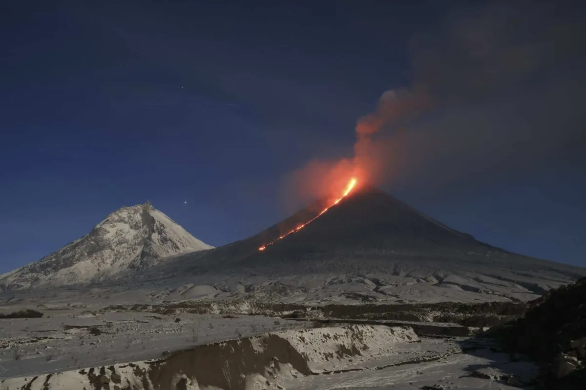 Vulcão na Rússia começa a entrar em erupção após grande terr